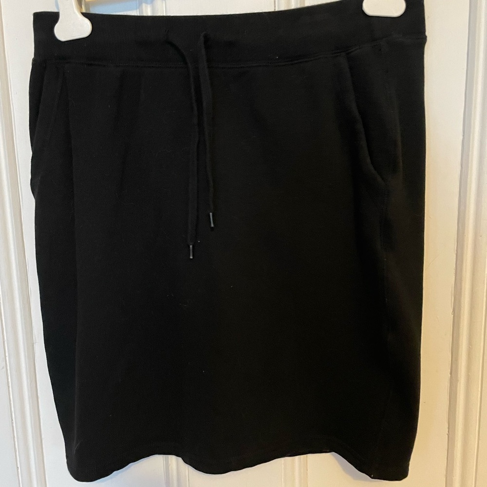 Black Uniglo casual skirt size large.